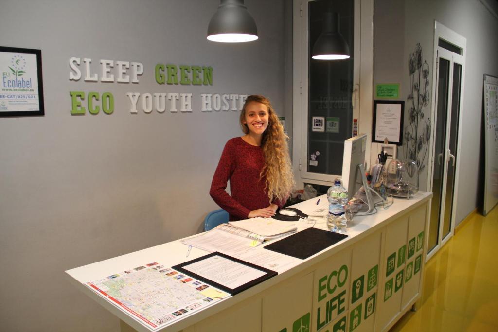 Sleep Green - Certified Eco Youth Hostel Барселона Экстерьер фото